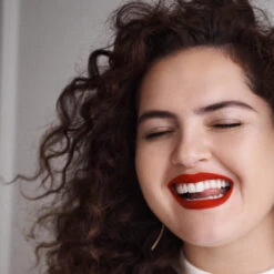 Petal Bouche Rouge à Lèvres Mat Sans Transfert -Bun Beauty Magasin 2vfr petal bouche lifestyle carre